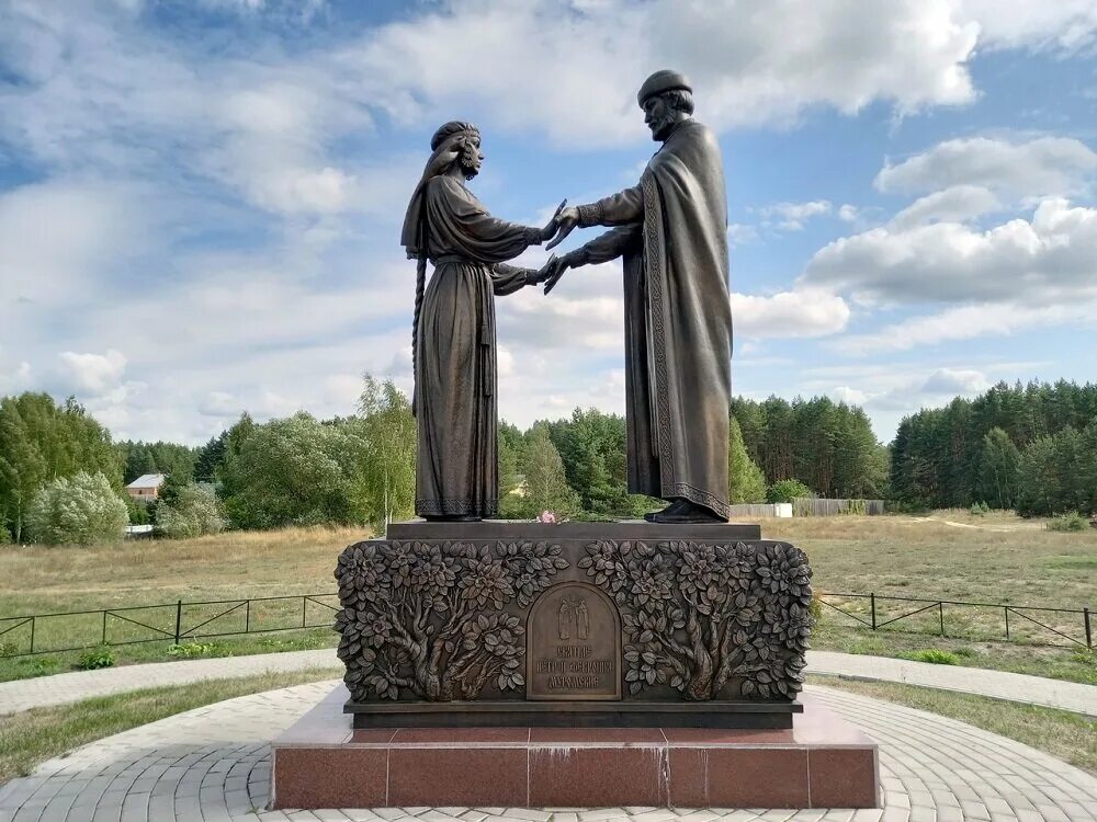 Памятник Петру и Февронии в Рязани. Памятник Петру и Февронии в ласково Рязань. Памятник Петру и Февронии в селе в Рязани.