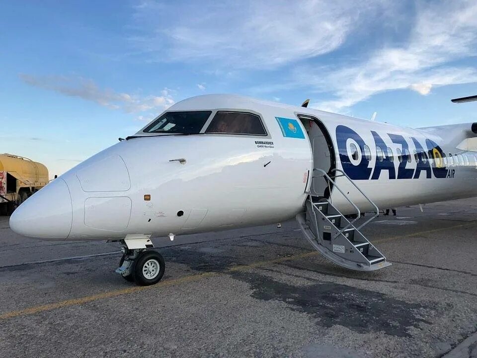 Qazaq Air. Авиакомпания казах Эйр. Казах Эйр самолеты. Казак АИР самолеты.