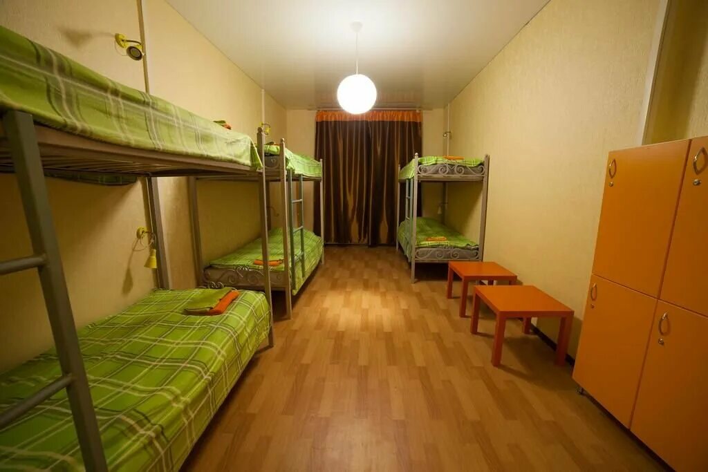 Одноместная комната в общежитии. Трёхместные комнаты в общаге. Комната в военном общежитии. Комната в общежитии на четверых.