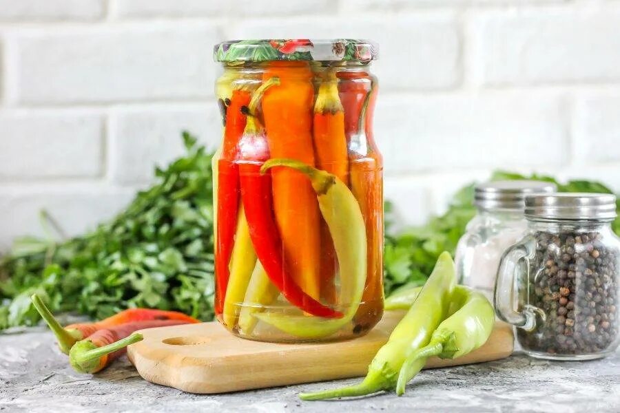 Вкусный рецепт халапеньо на зиму. Перец острый маринованный. перчик халапеньо. заготовка из перца халапеньо. острый перец с медом.