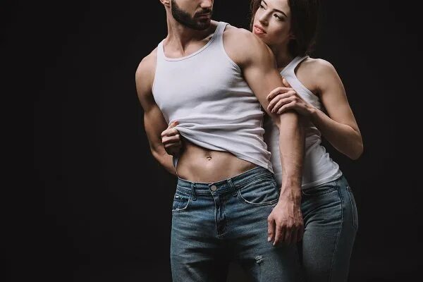 Парень раздевание девушки. Раздевание женщины мужчиной. мускулистый мужчина обнимает девушку. раздиваться парень и девушка. парень раздевает другого парня.