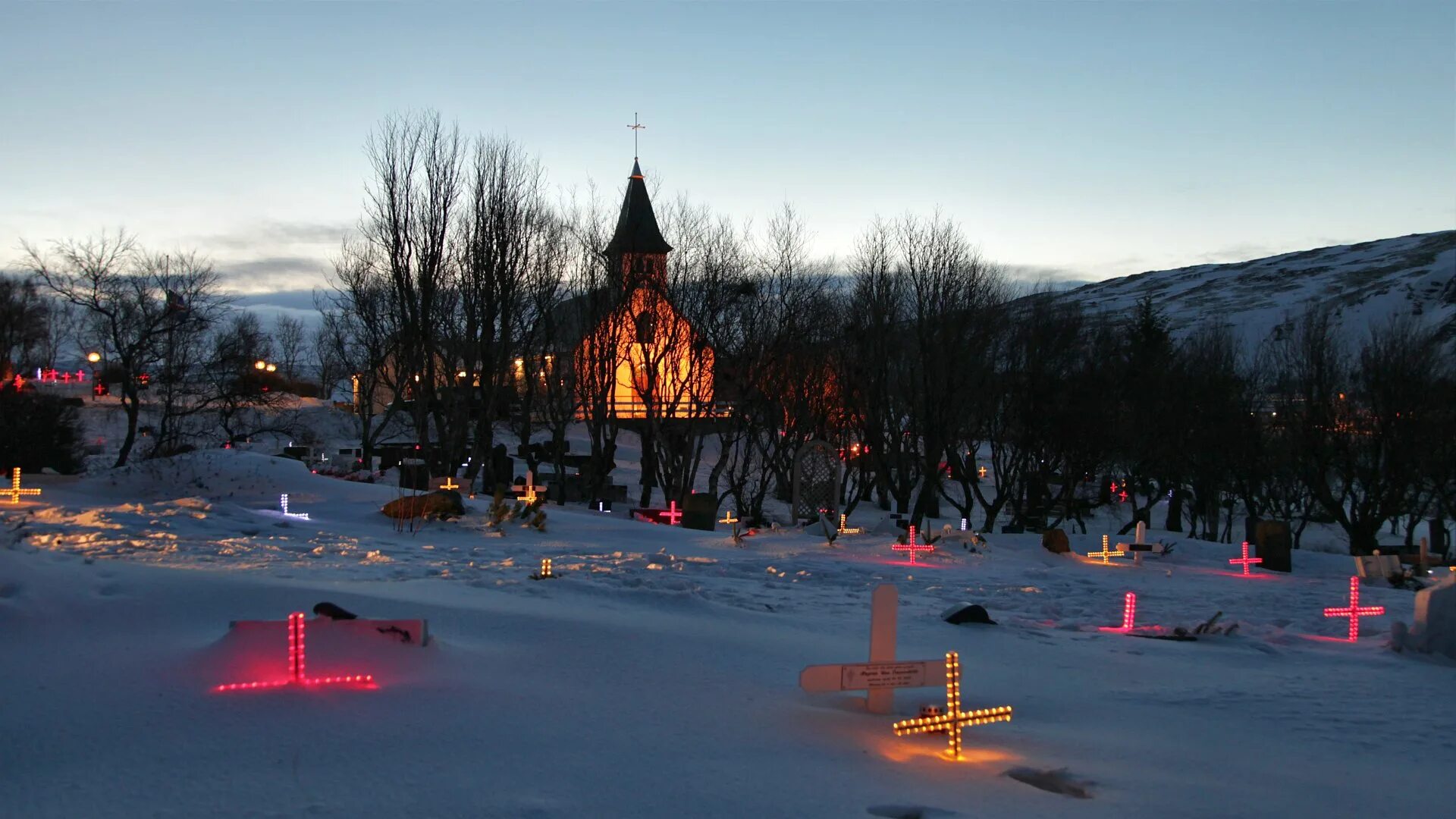 кладбище в исландии ночью. как работают кладбища в новогодние праздники. как работают кладбища в новогодние праздники. рейкьявик кладбище. графики работы поликлиник в новогодние праздники.