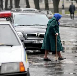 Бабка через дорогу