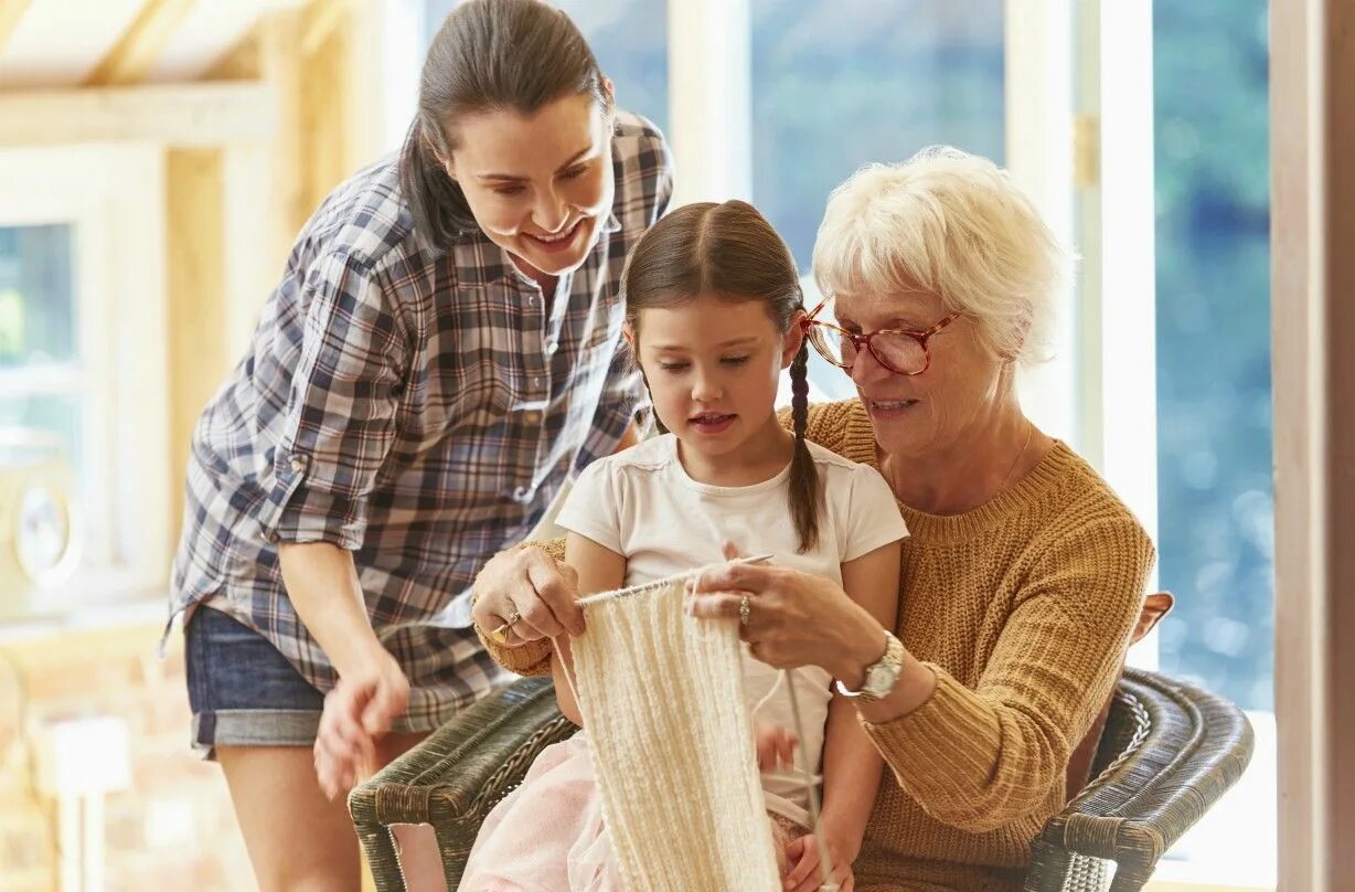 бабушка с вязанием. рукоделие для пожилых женщин. бабушка вяжет внучке. бабушка с внучкой вяжут картинка. бабушка и взрослая внучка.