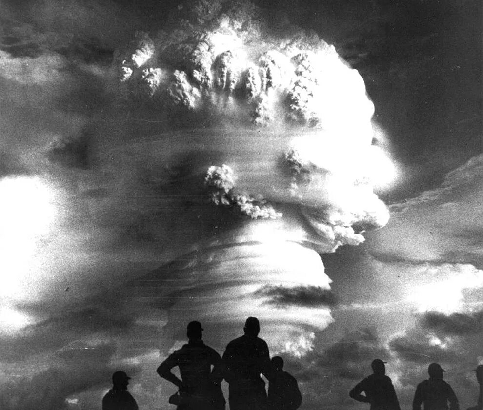 Испытание первой атомной. Ядерный взрыв Тринити 1945. Первое испытание атомной бомбы в США. Ядерный взрыв в Неваде 1957. Хиросима Нагасаки ядерный взрыв.