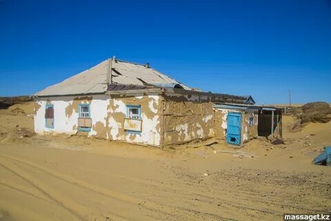 Видеода әйел дәрігер ер адамдарды медициналық тексеруден өткізеді