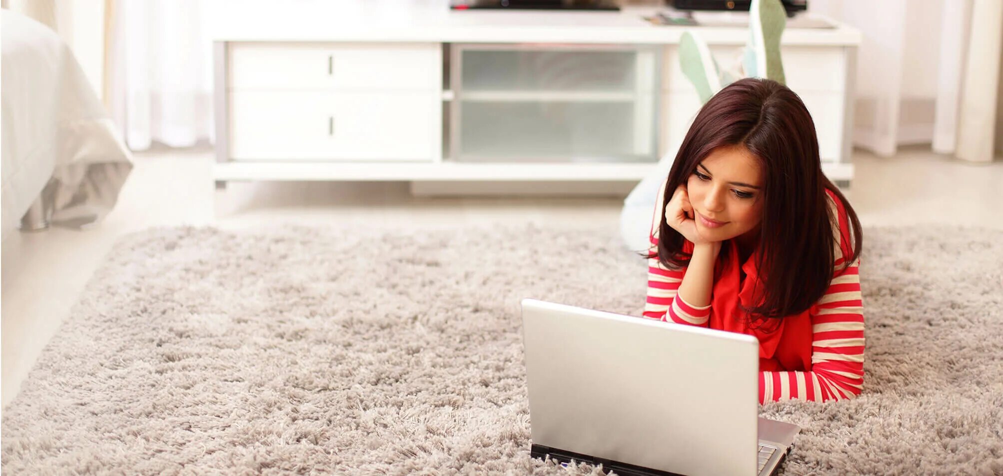 Мама читает ребенку. Креативные библиотеки. Креативные детские библиотеки. Человек с электронной книгой. Home read net.