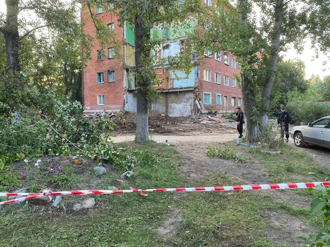 Жители Омска. В Омске рухнул дом. Обрушение здания в Омске 13.08.22.. Омск стена. Омск новости обрушение дома