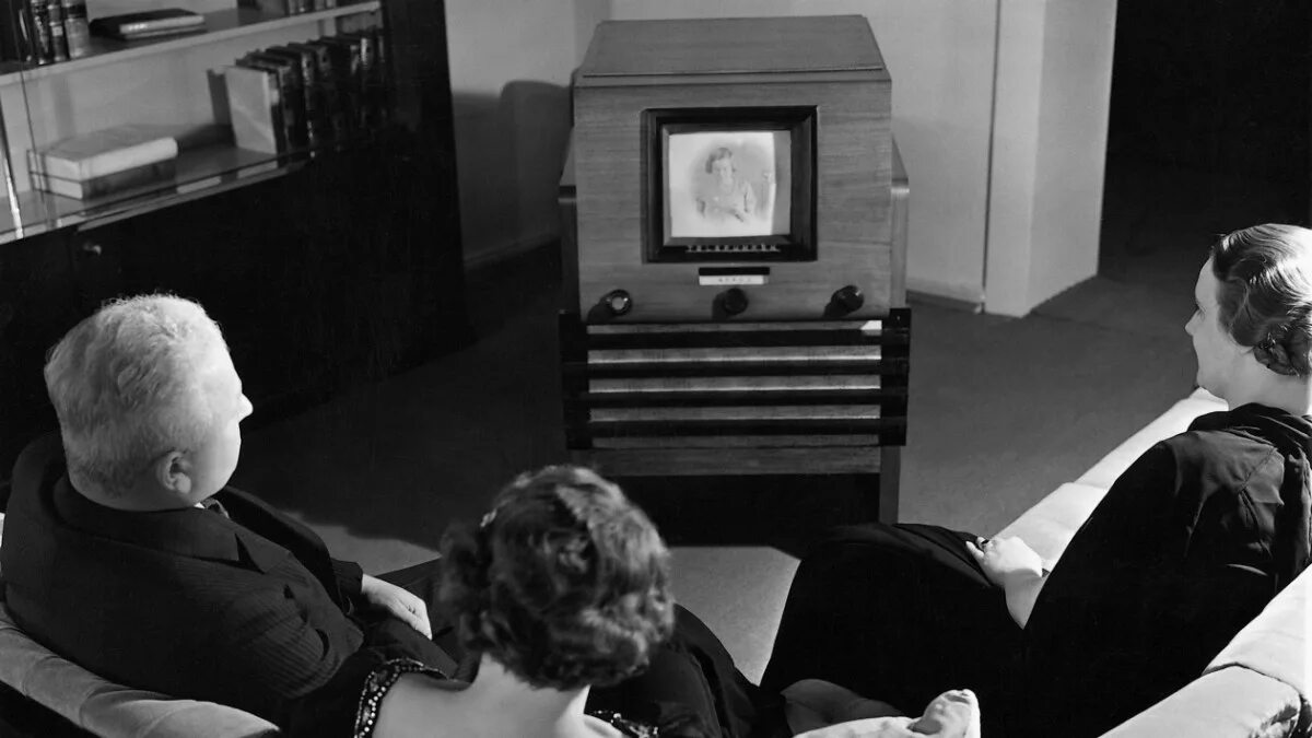 Телевизор 1 минуту. Первый телевизор RCA 1936. Телевизор 1931 года. Центральная студия телевидения 1951. Телевизоры 30-х годов.