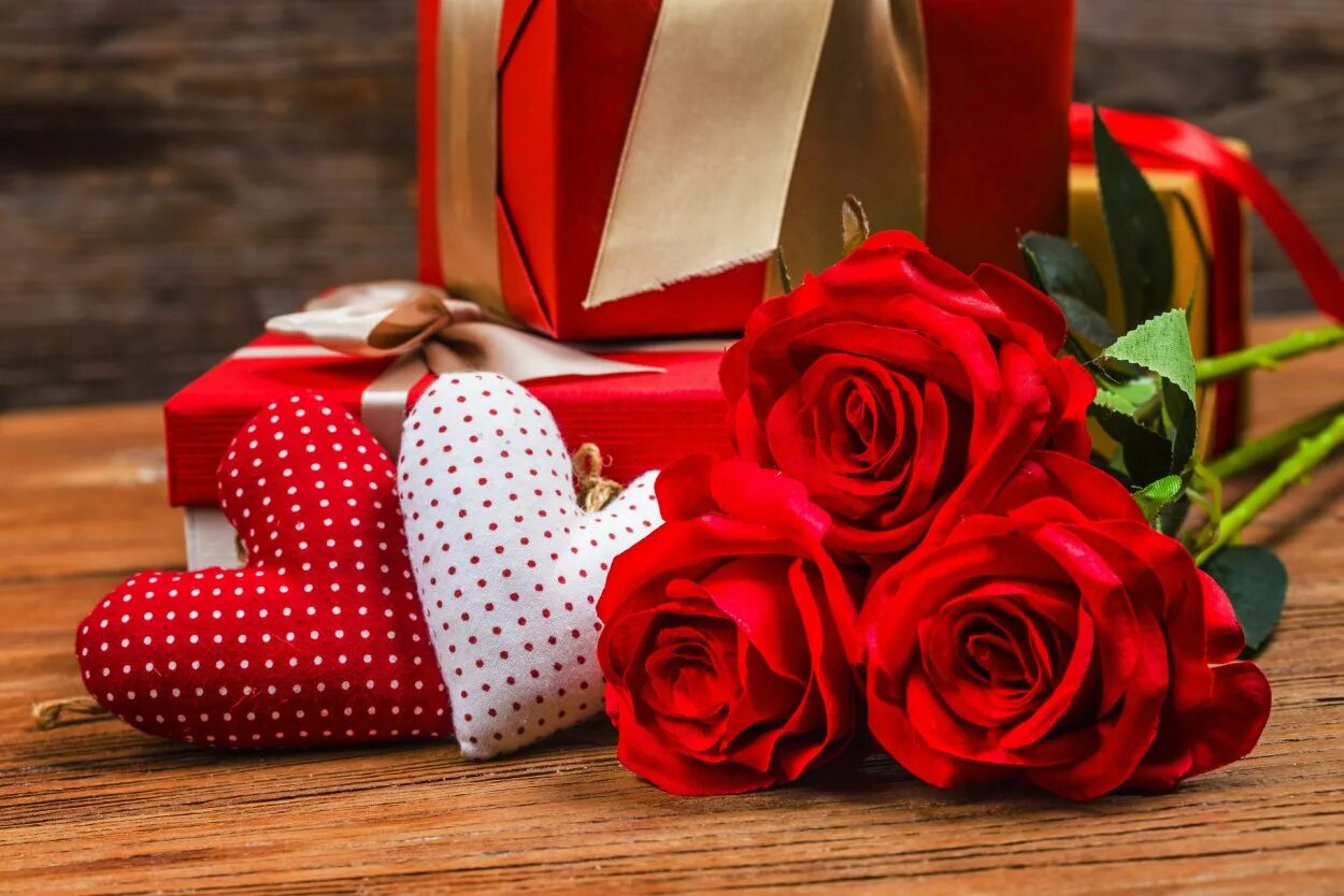 Дарите красивые подарки. Красивые подарки. Цветы в подарок. Цветы сердечки. Подарок девушке.