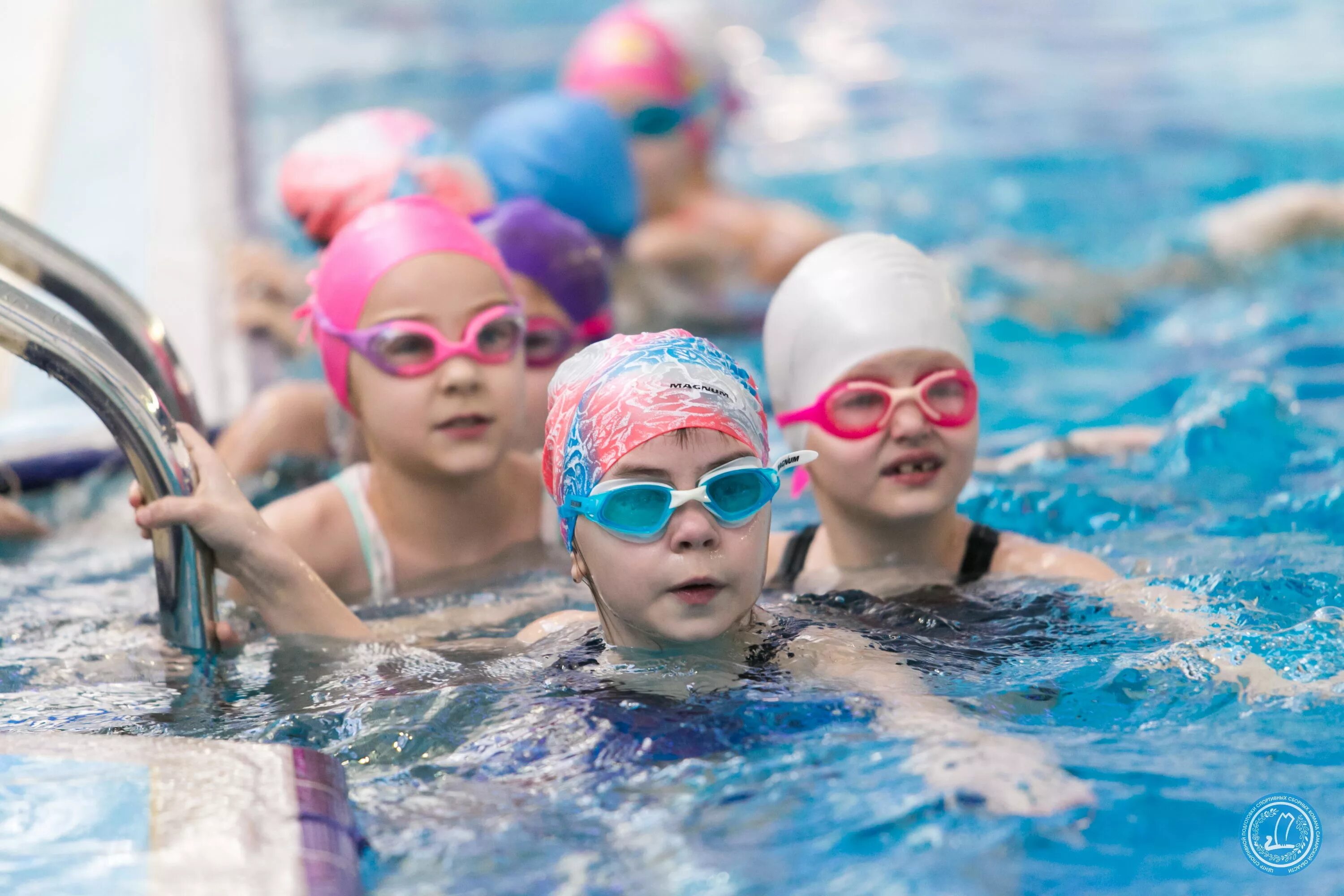 The children are swimming. Дети в бассейне. Плавание дети. Плавание в бассейне дети. Занятия в бассейне для детей.