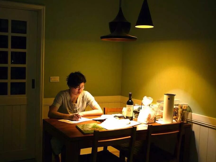 Азиатская бизнес леди. Сверхурочные дорама. Stay up late at night. Stay up late at night. Полная тетя лежит с мобильником.