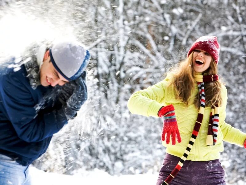Медведь зимой в берлоге. Екатерина балдина смотреть занятия о зиме. Девушка зимой. Девушка лежит на снегу. Животные впадающие в спячку.