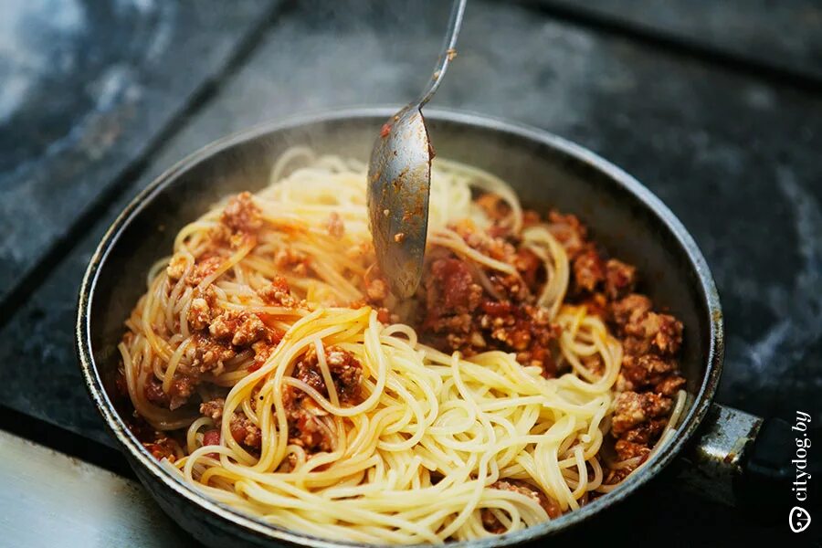 Сковорода для пасты. Спагетти в сковородке. Спагетти болоньезе на сковороде. Сковородка для пасты.