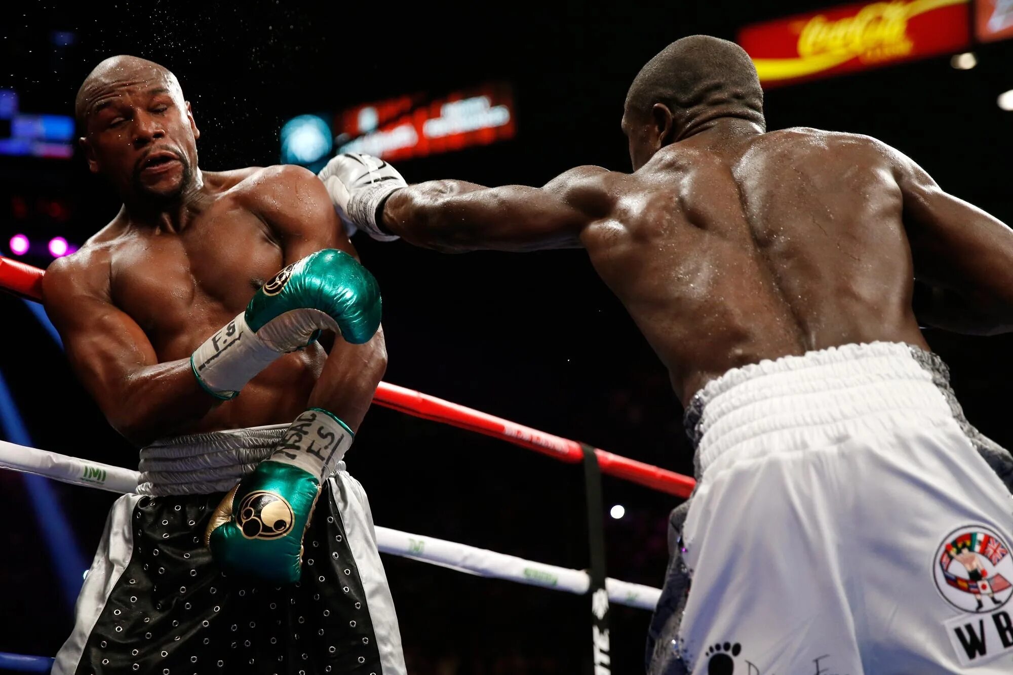 Оскар делахоя боксер. Флойд мейвезер 2021. Флойд последнее. Бой мейвезера 2022. Флойд мейвезер бой.