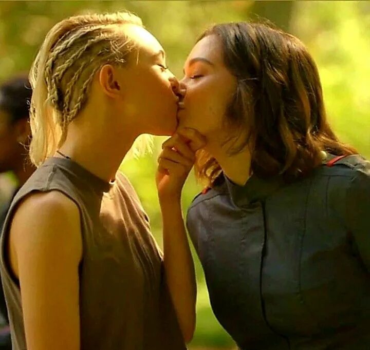 These lesbians. Подростковая лесбийская любовь. Лесбиан шоу.