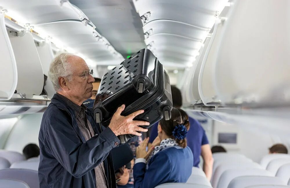 Самолет пожилые люди. Пенсионеры в самолете. Люди в самолете. Дед в самолете. Салон самолета пенсионеры.