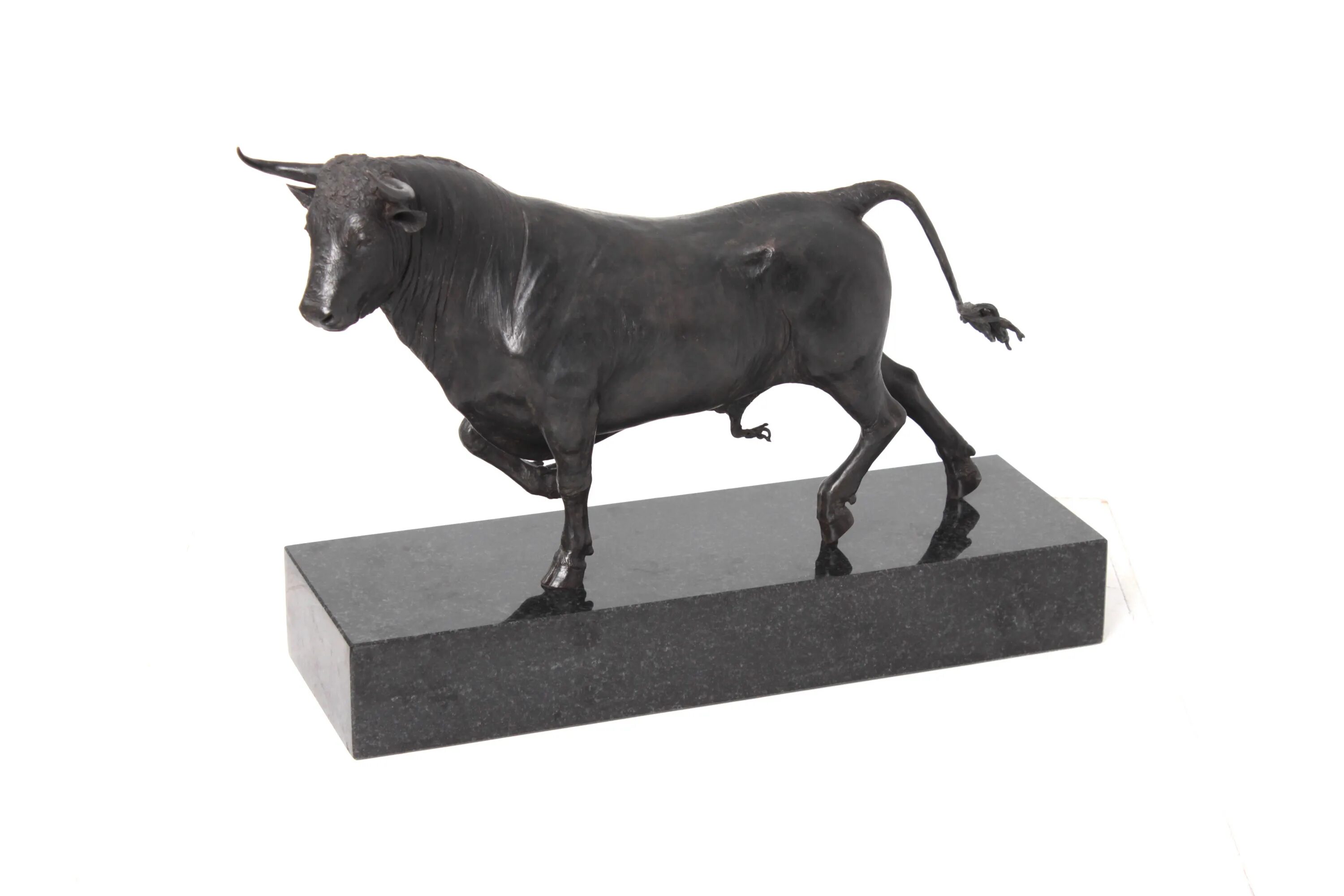 скульптуры из дерева бык. фигура быка. бронзовая фигурка быка. статуэтка красный бык. явир бык скульптура.