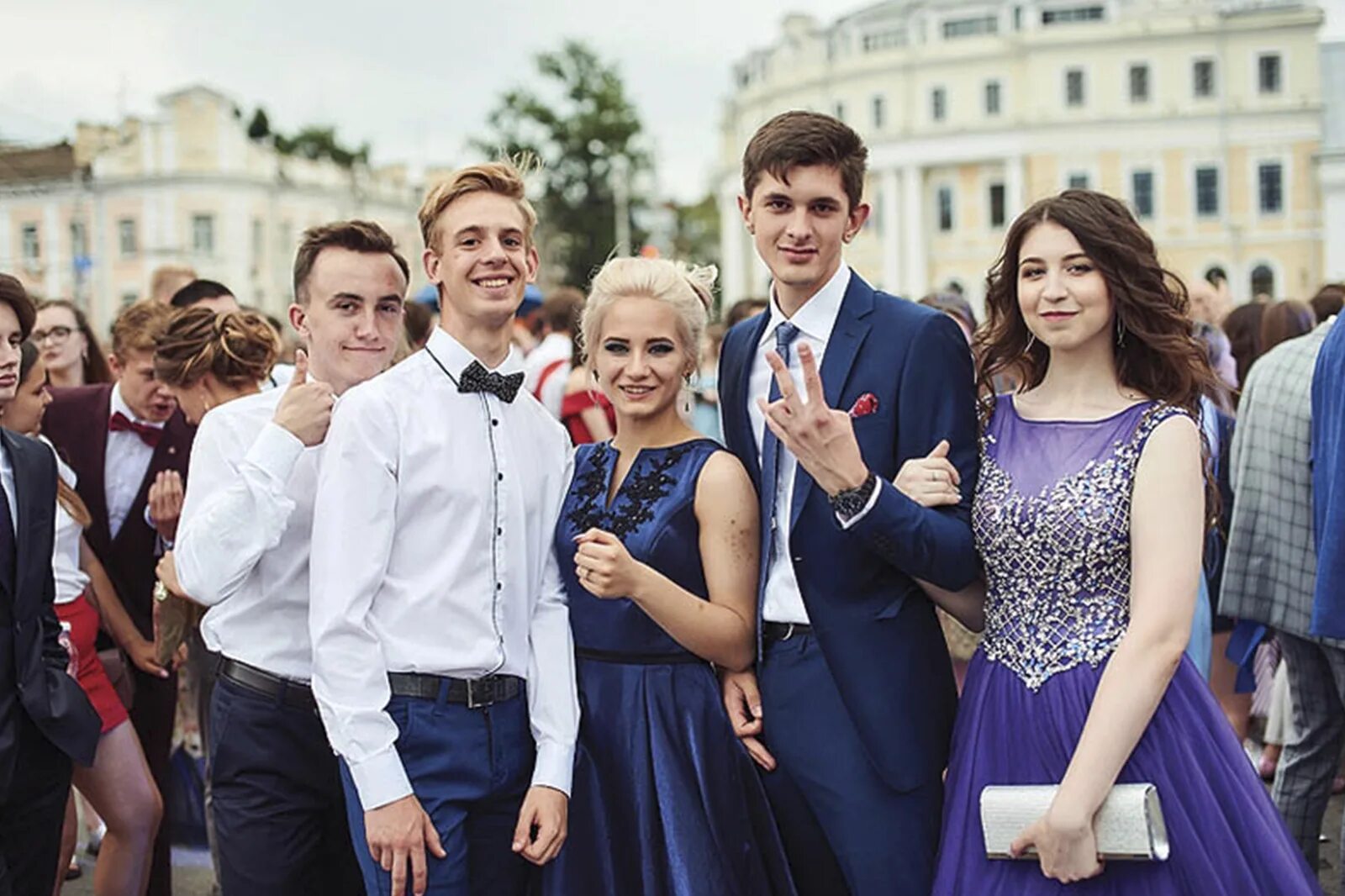 школьный выпускной. стиль одежды на выпускной 9 класс. выпускной в университете. стили выпускных в школе. выпускной в стиле стиляги в школе.