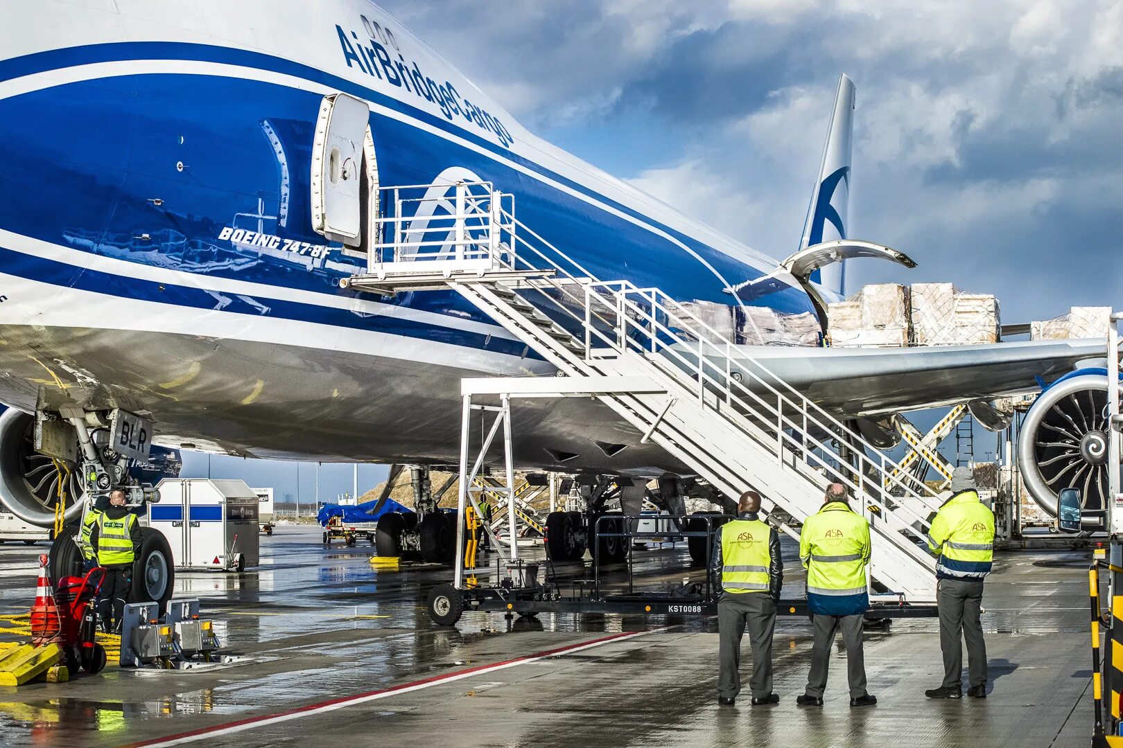 Airbridgecargo. Air Bridge Cargo АН-124. Волга Днепр Эйрлайнс. Волга Днепр авиаперевозки. А320 ЭЙРБРИДЖКАРГО.