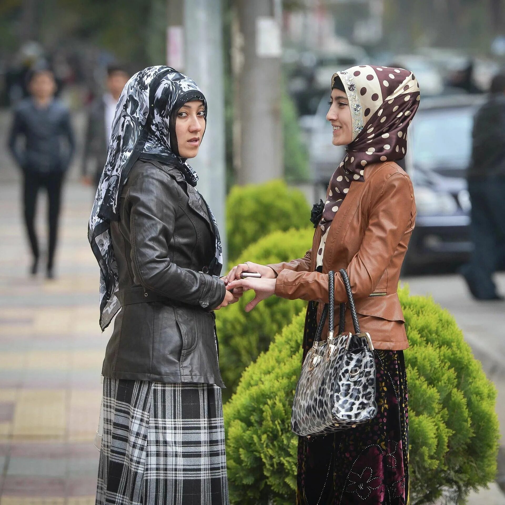 Девушки на улицах душанбе. Душанбе люди на улице. Женщины на улицах душанбе. Таджикистан либоси милли. Таджики на улице.