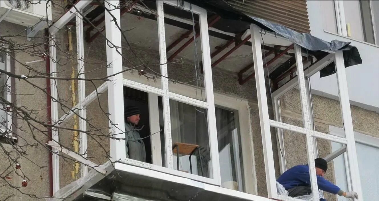 Монтаж балконных. Балкон в панельном доме. пластиковый балкон с выносом. монтаж балкона. застекление балкона.
