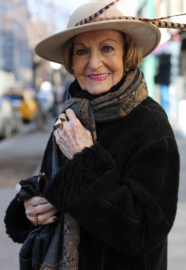 Шляпа старушки. Элегантная женщина в возрасте. Дамы бальзаковского возраста. Пожилая женщина в шляпе. Красивые дамы элегантного возраста.