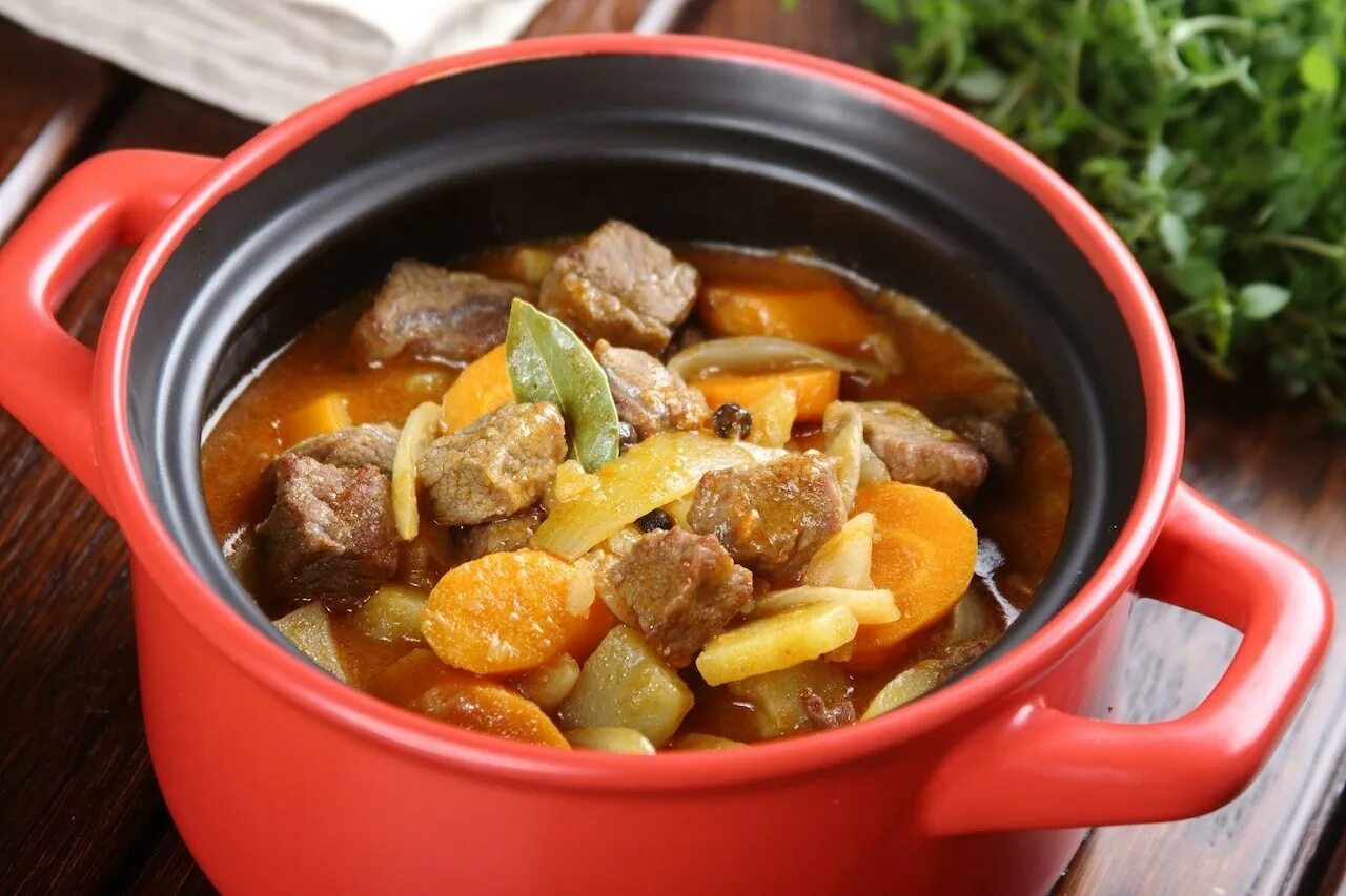 Как потушить мясо с овощами. Мясо тушеное с овощами. говядина тушеная с овощами. тушеная говядина с картошкой. картофель тушеный с мясом.