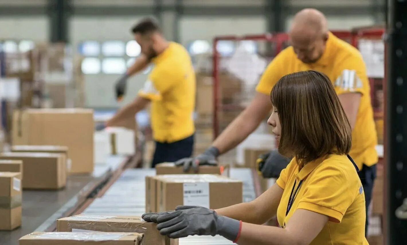 Фасовщик на склад. Упаковщик на склад. Комплектовщик косметики. Комплектовщик косметики. Комплектовщик на склад.