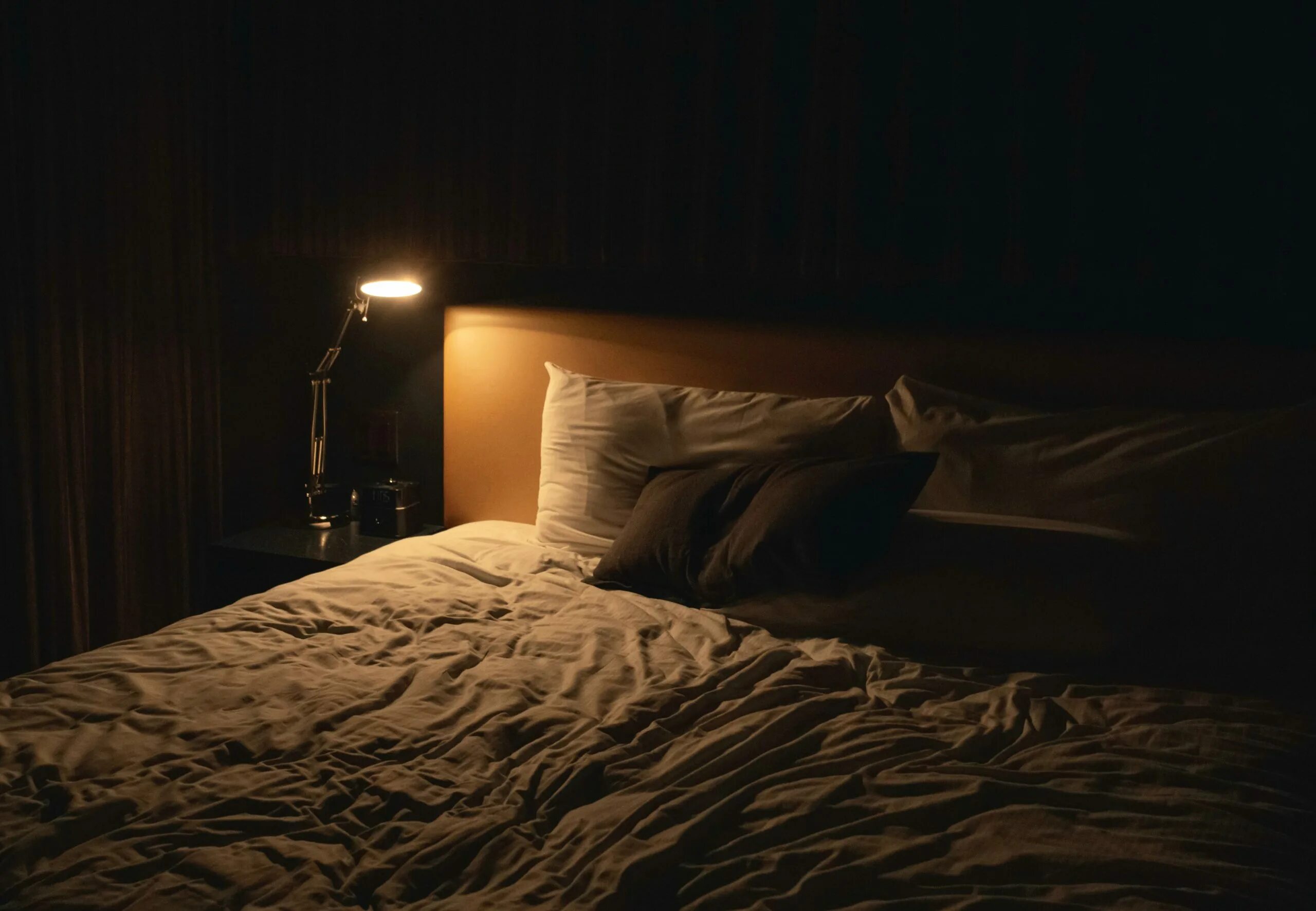 Писается ночью в кровать. Кровать ночью. Комната с кроватью в темноте. Комната с кроватью ночью. Тесная комната с крлватью.