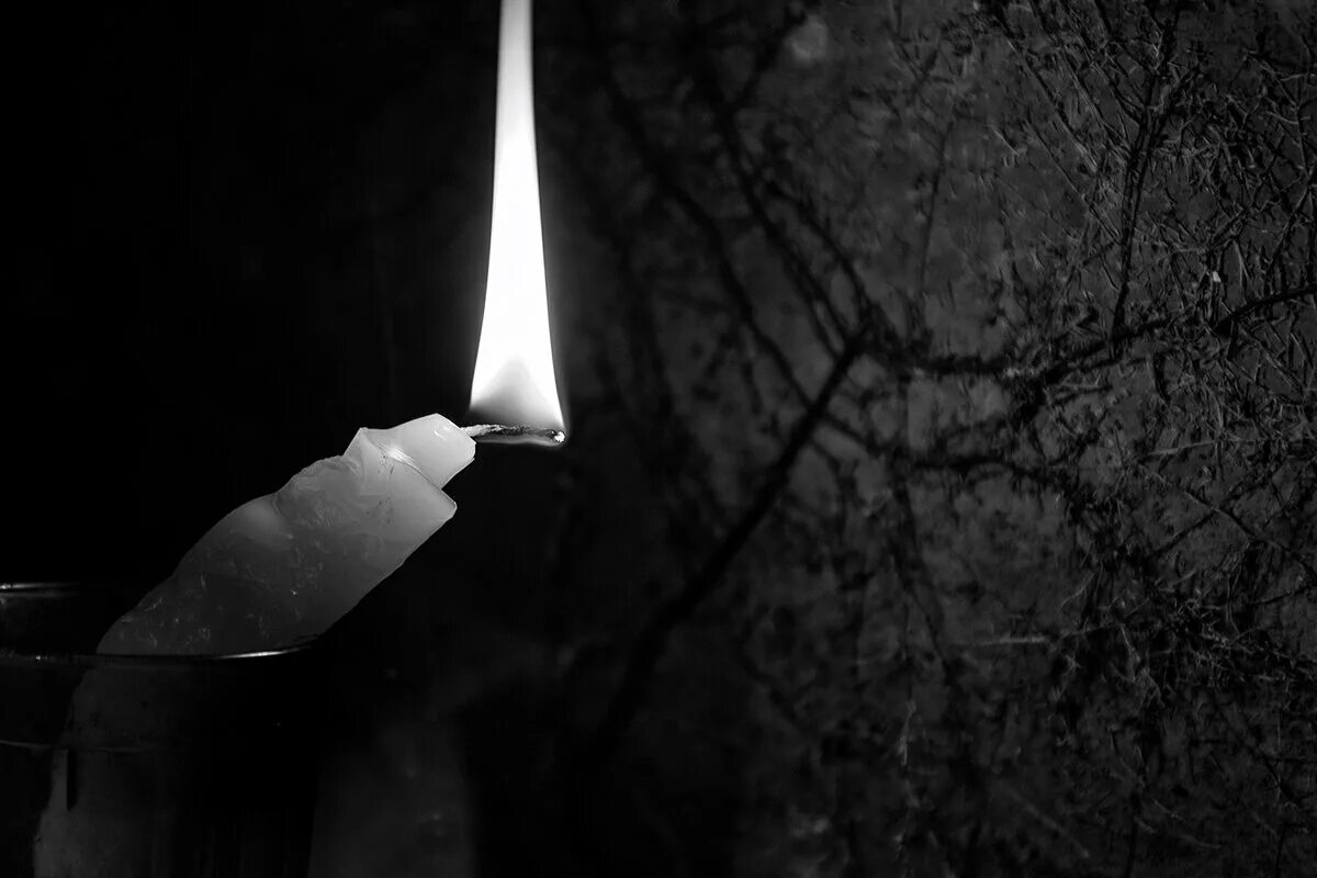 Горящие свечи. Ролик горит свеча стекает воск. Выгоревшая свеча. Вечер свечи. Рисунок к песне свеча бывают дни когда опустишь руки.