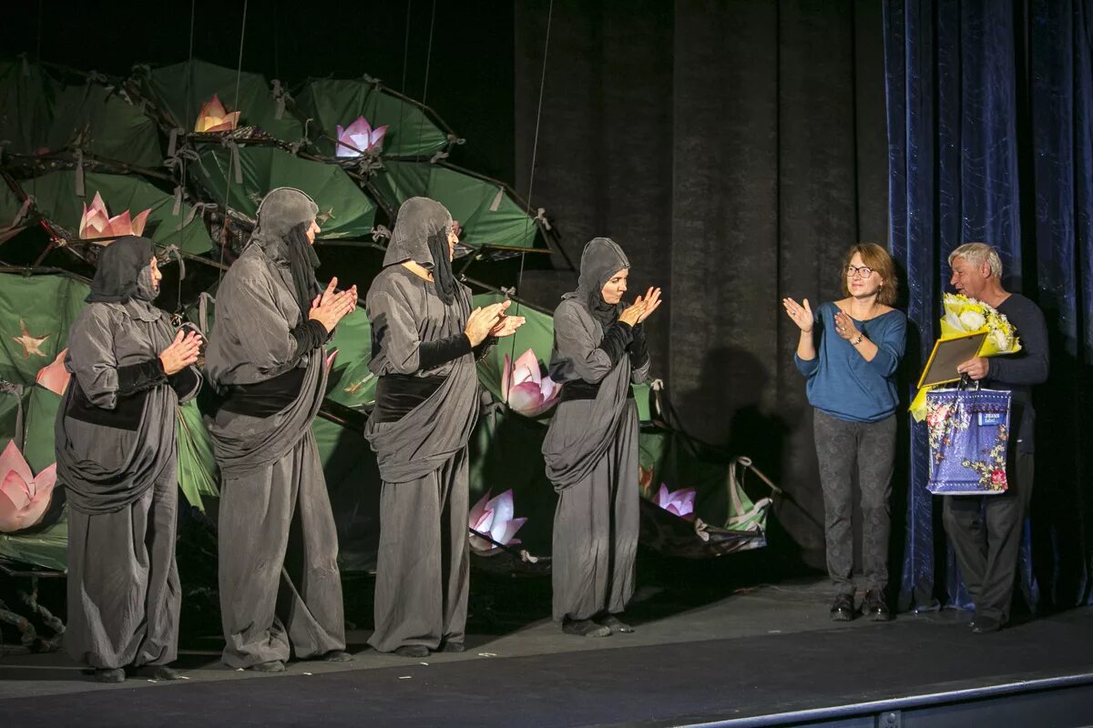 Детский китайский спектакль. Китайский танец лотоса. Спектакль тайна лотоса. Астраханский кукольный театр. Лотос спектакль.