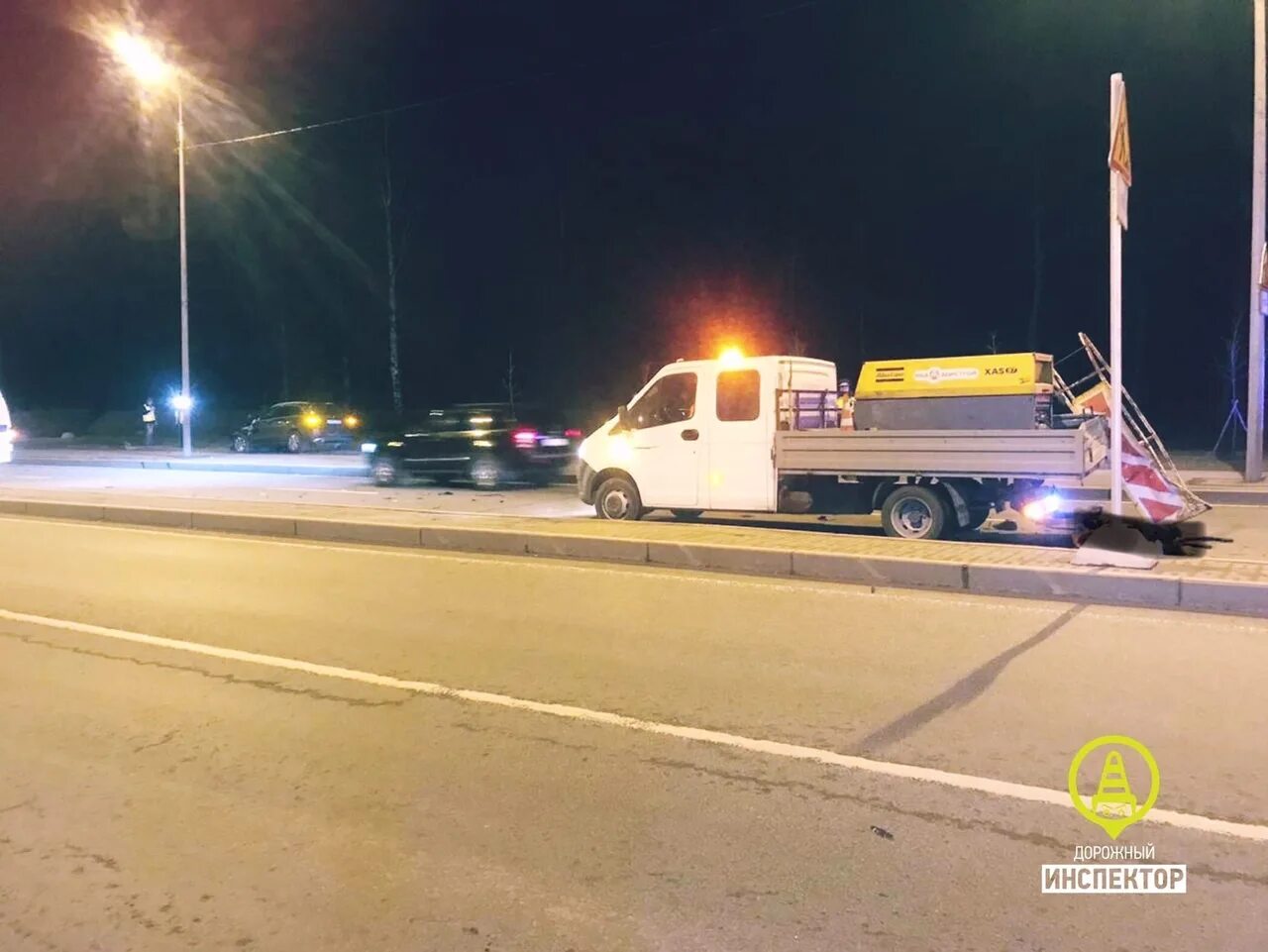 Наезд на стоящее тс. Наезд на дорожного рабочего. аварии на шоссе ночью кабриолет и тягач. авария на рябовском шоссе сегодня.