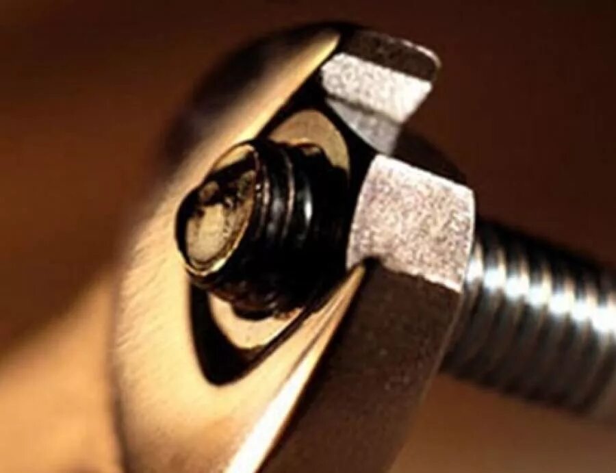 какой болт закручивают ключом. какой болт закручивают ключом. 4624138222 гайка. гаечный ключ и болт. закрутки болт на 6.