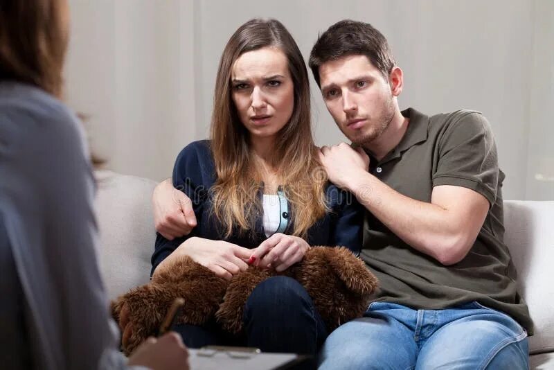 Боюсь родителей девушки. Боюсь родителей девушки. Взволнованная женщина. Испуг на лице. Боюсь родителей девушки.