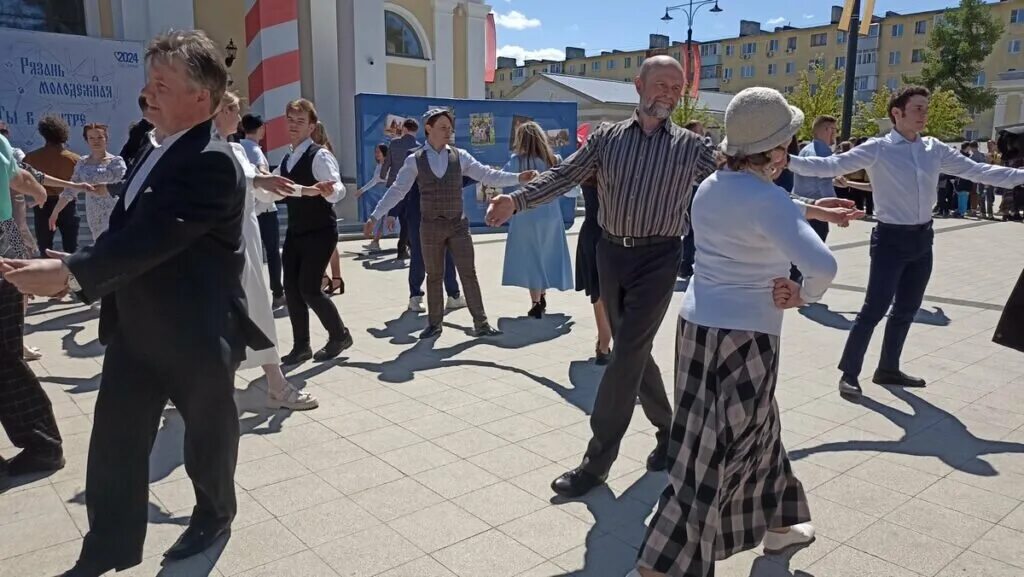 Концерт в торговом городке. Концерт в торговом городке. Торговый городок рязань 2023. Торговый городок рязань 2023. Концерт в торговом городке.