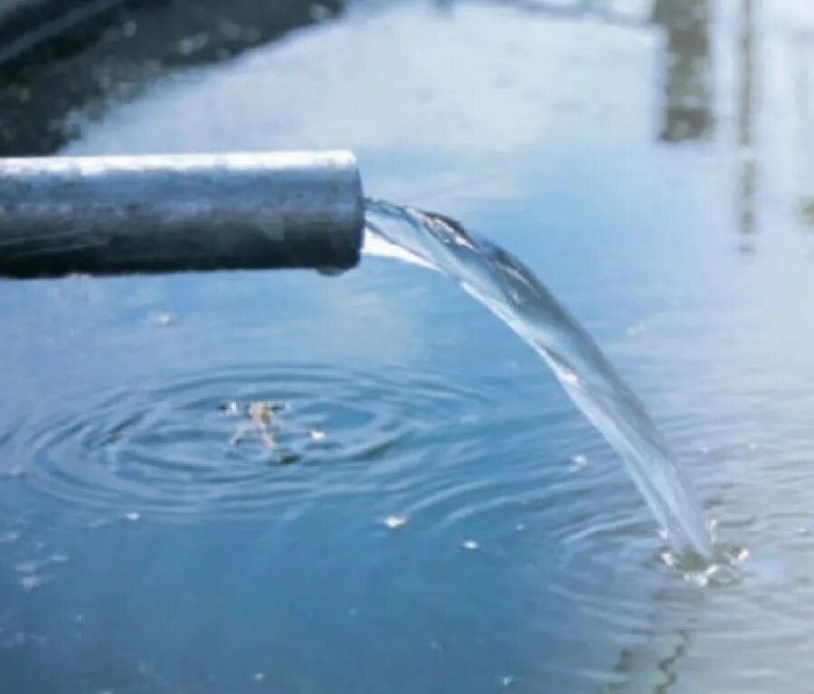 Трубы для воды. Чистые сточные воды. Трубопровод вода. Вода из трубы.