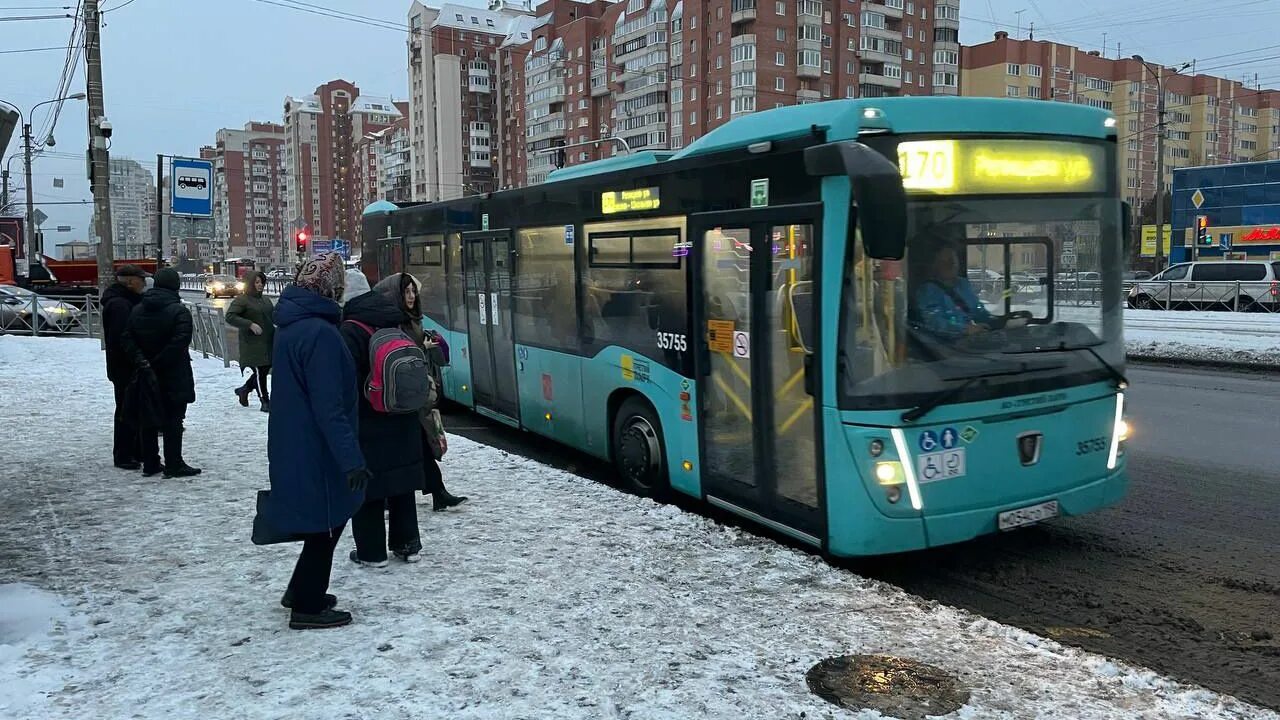 Петербург автобус пассажир. Транспорт в городе. люди в автобусе. новый петербургский троллейбус.