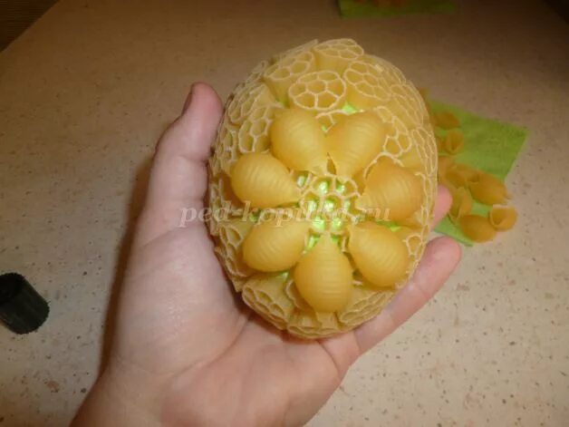 Яйцо из макаронных изделий
