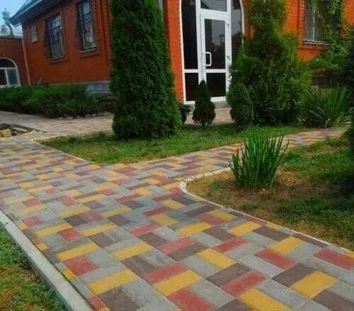 Тротуарная плитка кропоткин. Разноцветная тротуарная плитка. Брусчатка разноцветная. Многоцветная тротуарная плитка. Цветная плитка во дворе.