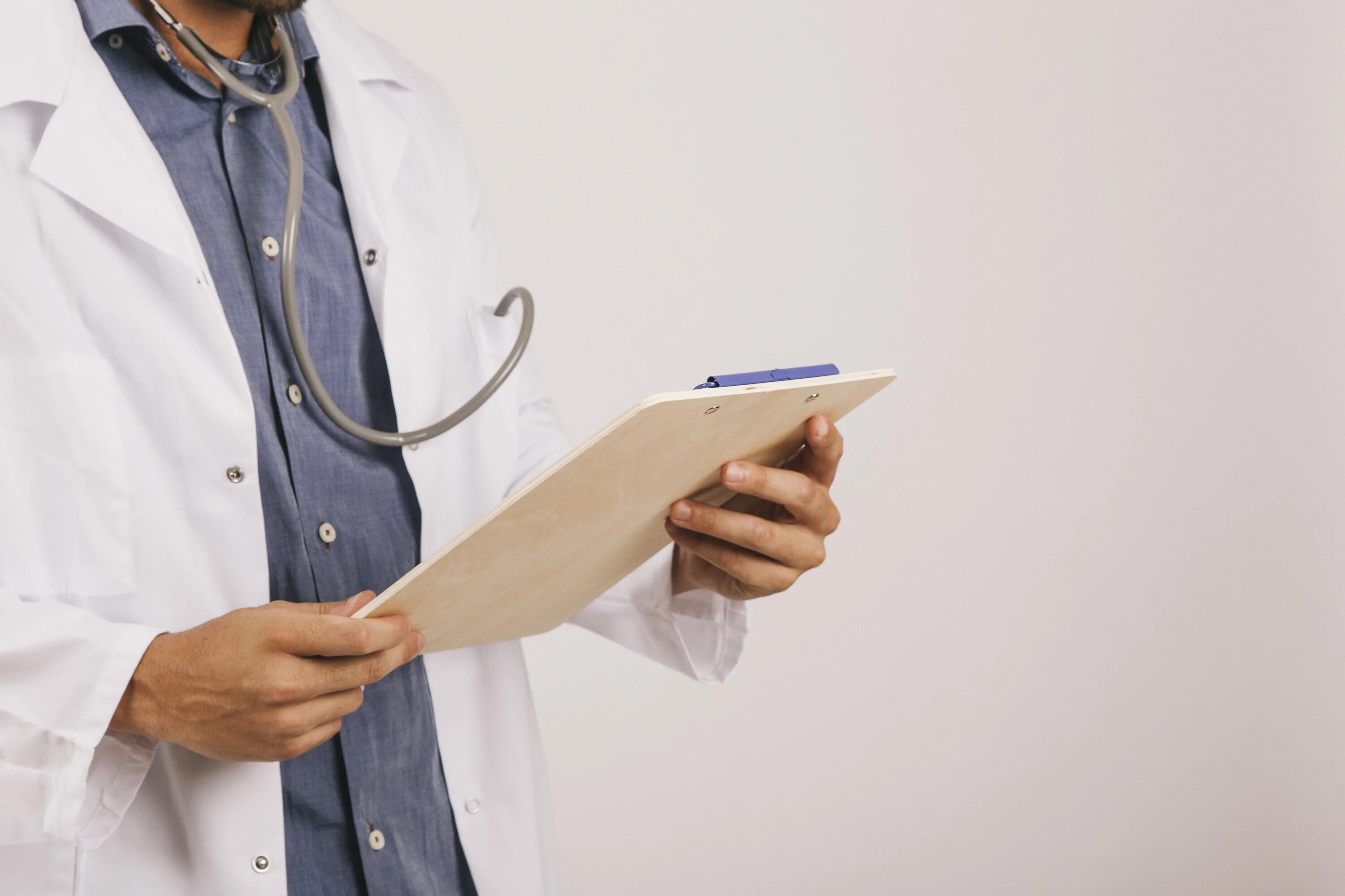 читай доктор. медики читают. читай доктор. врач читает. китайское здравоохранение.