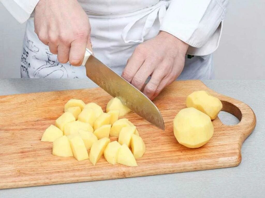Картофель нарезанный дольками. Нарезка картофеля ломтиками пошагово. Нарезка картофеля для жарки. Нужно нарезать. Картошка нарезанная ломтиками.
