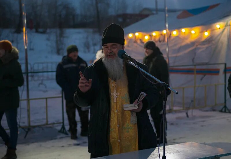 Крещенские купания. О крещенской воде. Крещенские купания крест. Крещение священник прорубь крест.