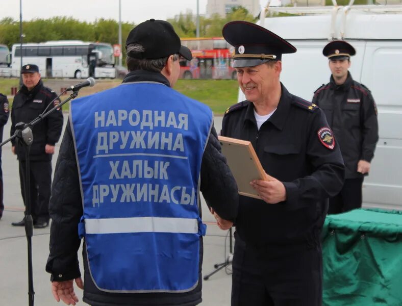 Росгвардеец с пистолетом. Охрана городе казани. Охрана городе казани. Гбр охрана бийск. Вневедомственная охрана росгвардии казань.