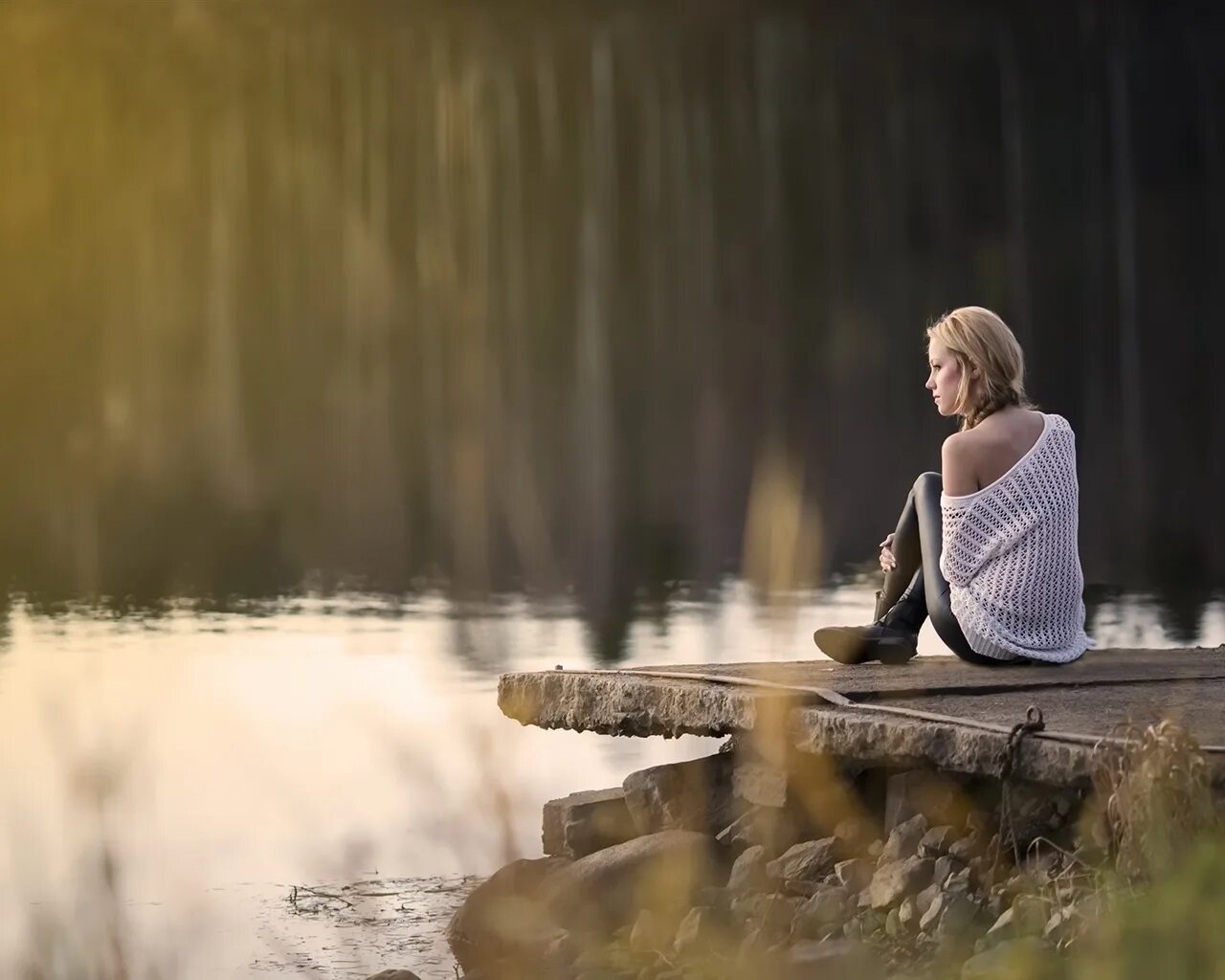 предрассветный туман. золотое руно туман над озером. тихая задумчивая река.