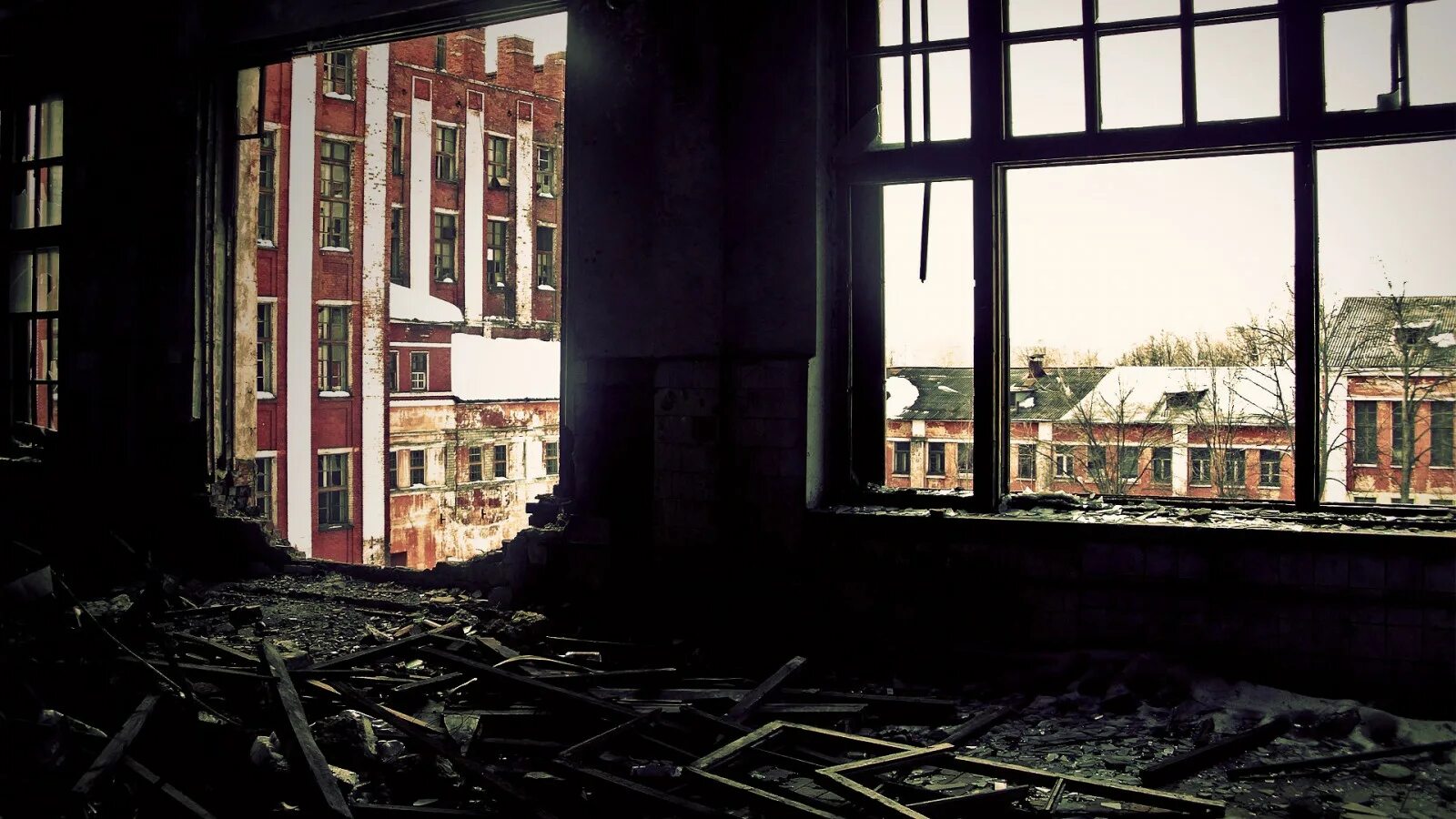 Разбив вид. Заброшенное здание. Разрушенное здание. Разрушенное окно. Вид из окна на разрушенный город.