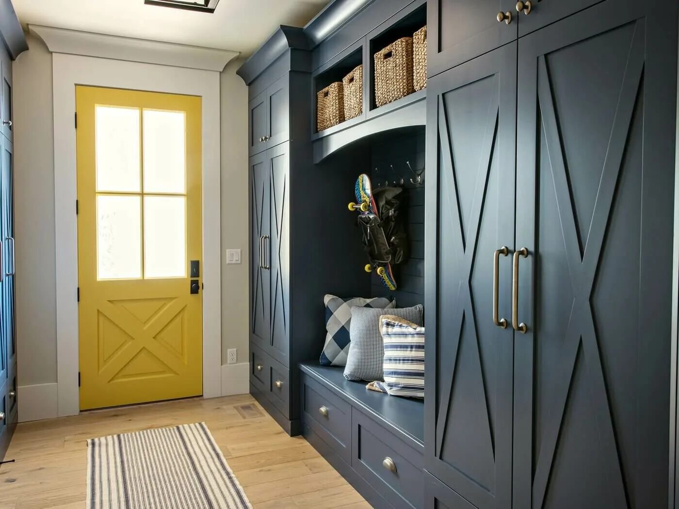 Голубой шкаф в прихожую в интерьере Mud Room Home, Built in window seat, Built in cabinets