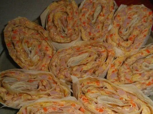 Рулет с корейской морковкой и колбасой. Рулет из лаваша с колбасой и морковью по-корейски. рулет из лаваша с корейской морковью и ветчиной. рулет из лаваша с корейской морковью. рулеты из лавашас корейской морковью с ветчиной и сыром.