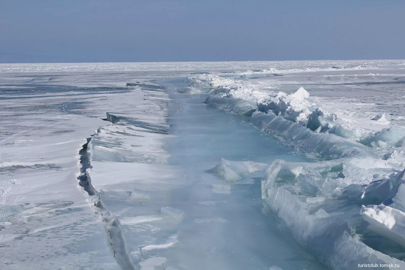 байкал март. байкал март. ольхон байкал март. забайкальский национальный парк лед. озеро байкал торосы.