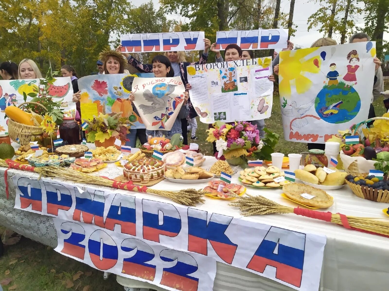 Украшение стола на ярмарку. Ярмарка в школе. Украшение на ярмарку в школе. Школьная ярмарка. Как организовать ярмарку